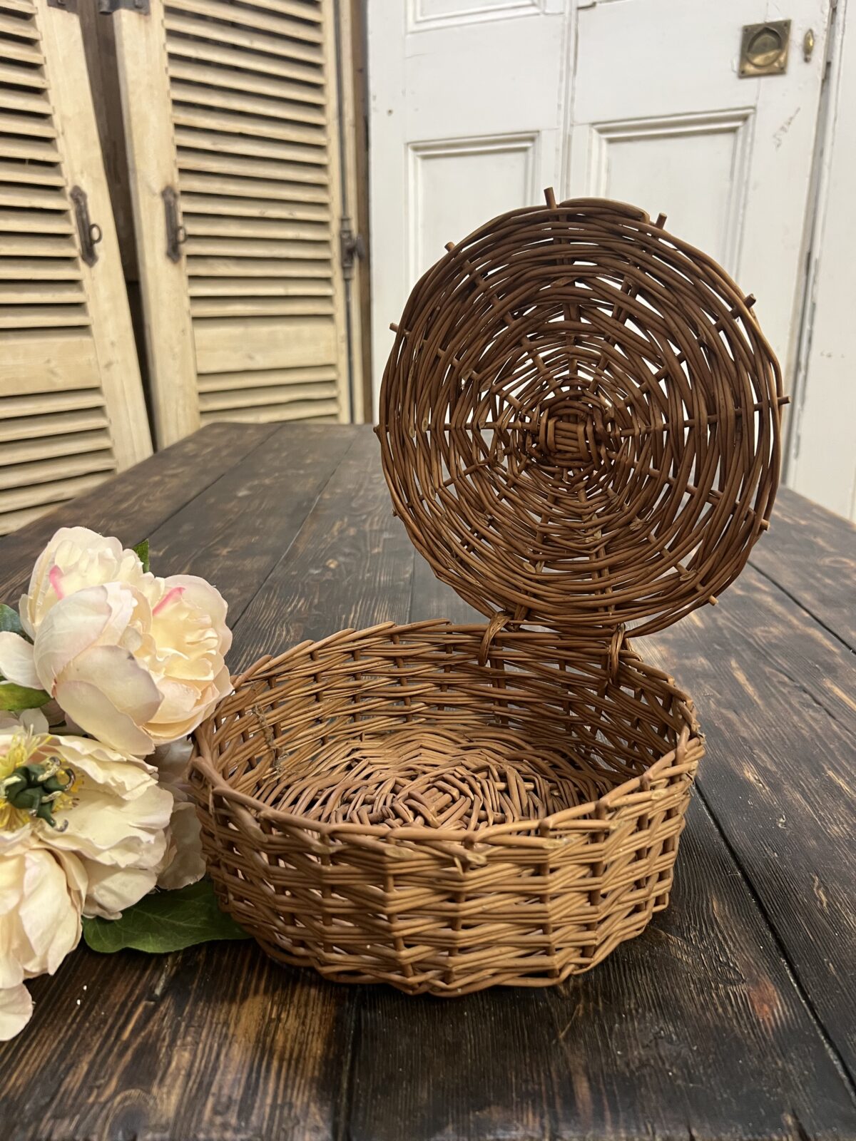 Vintage wicker basket with lid - Image 7