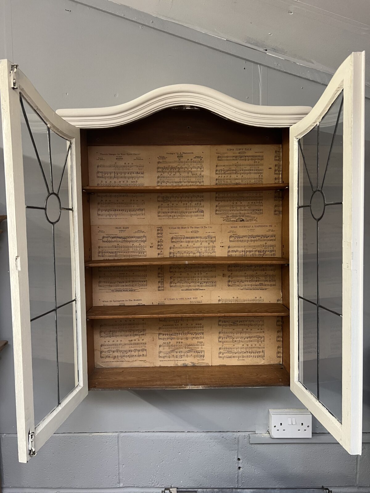 Vintage glazed wall cabinet with leaded glass - Image 4