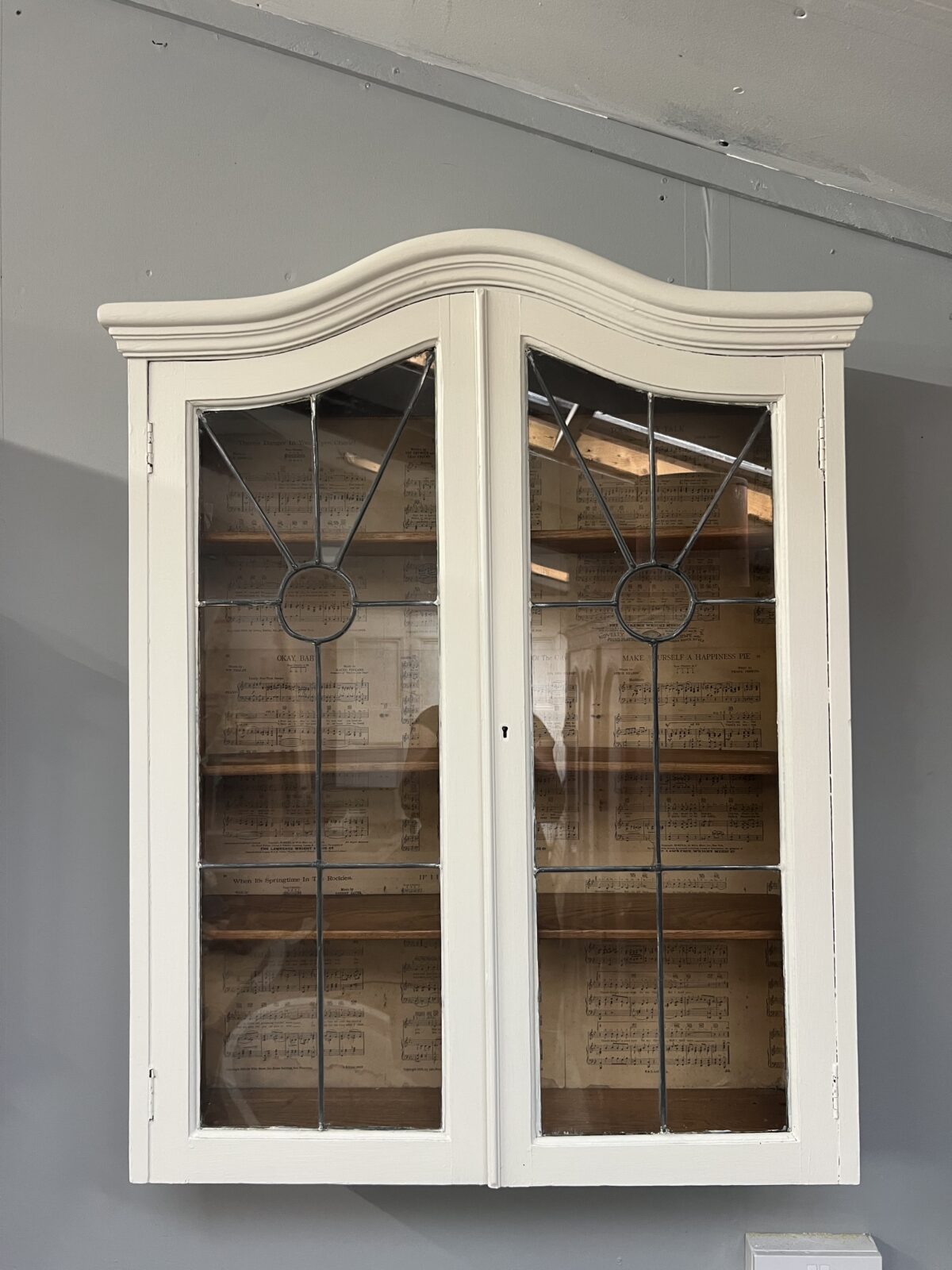 Vintage glazed wall cabinet with leaded glass - Image 2