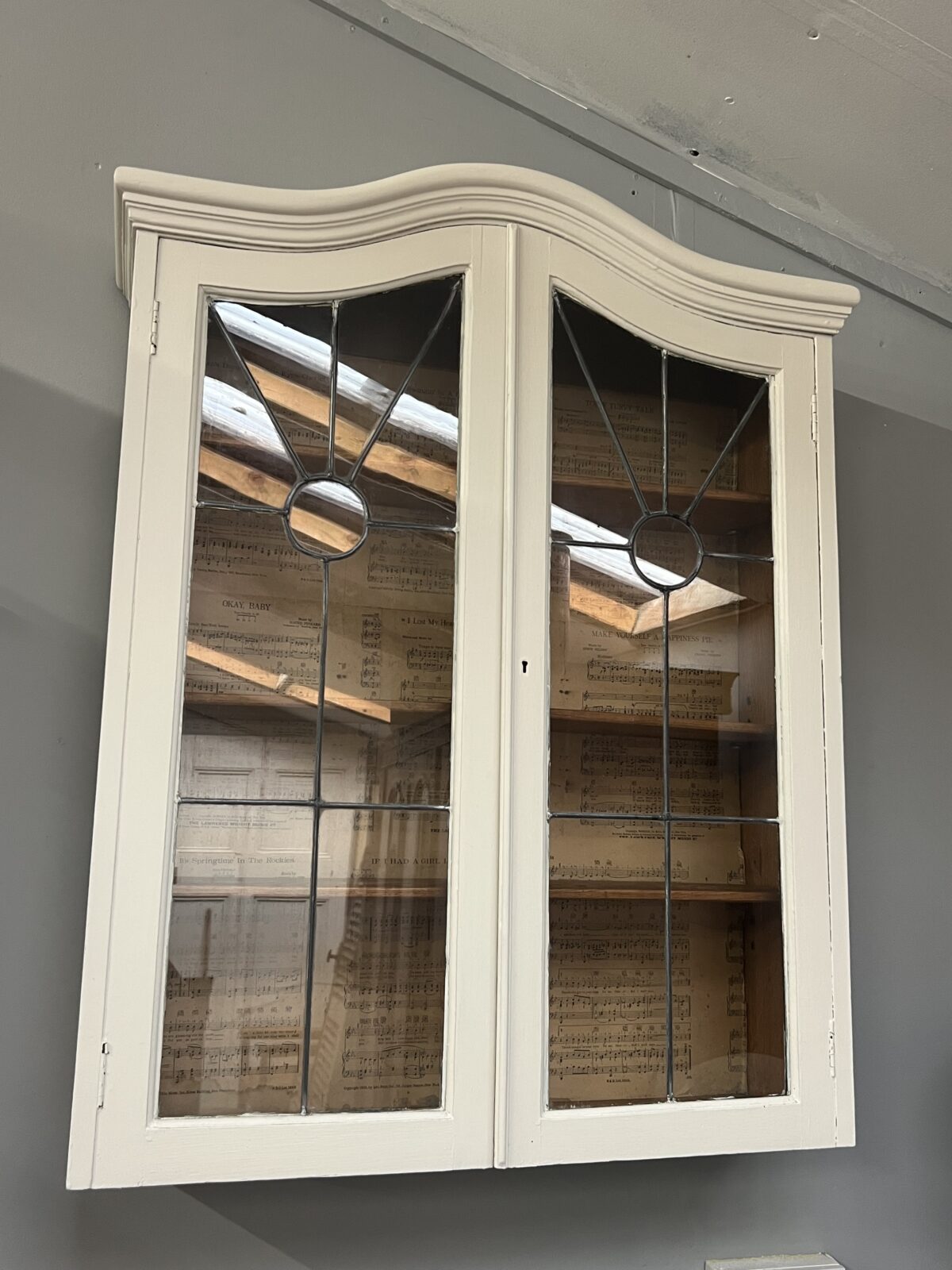 Vintage glazed wall cabinet with leaded glass - Image 3