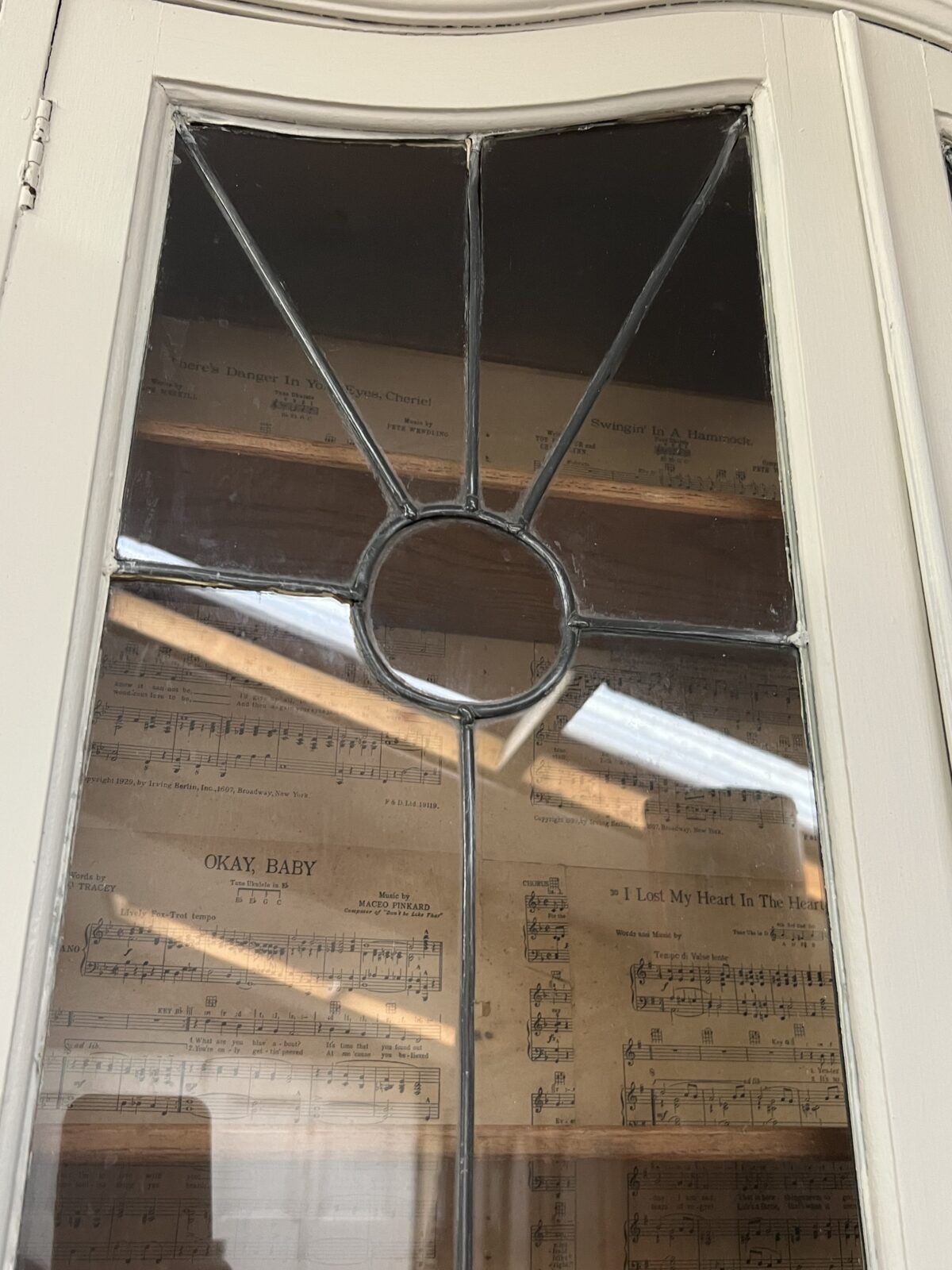 Vintage glazed wall cabinet with leaded glass - Image 5