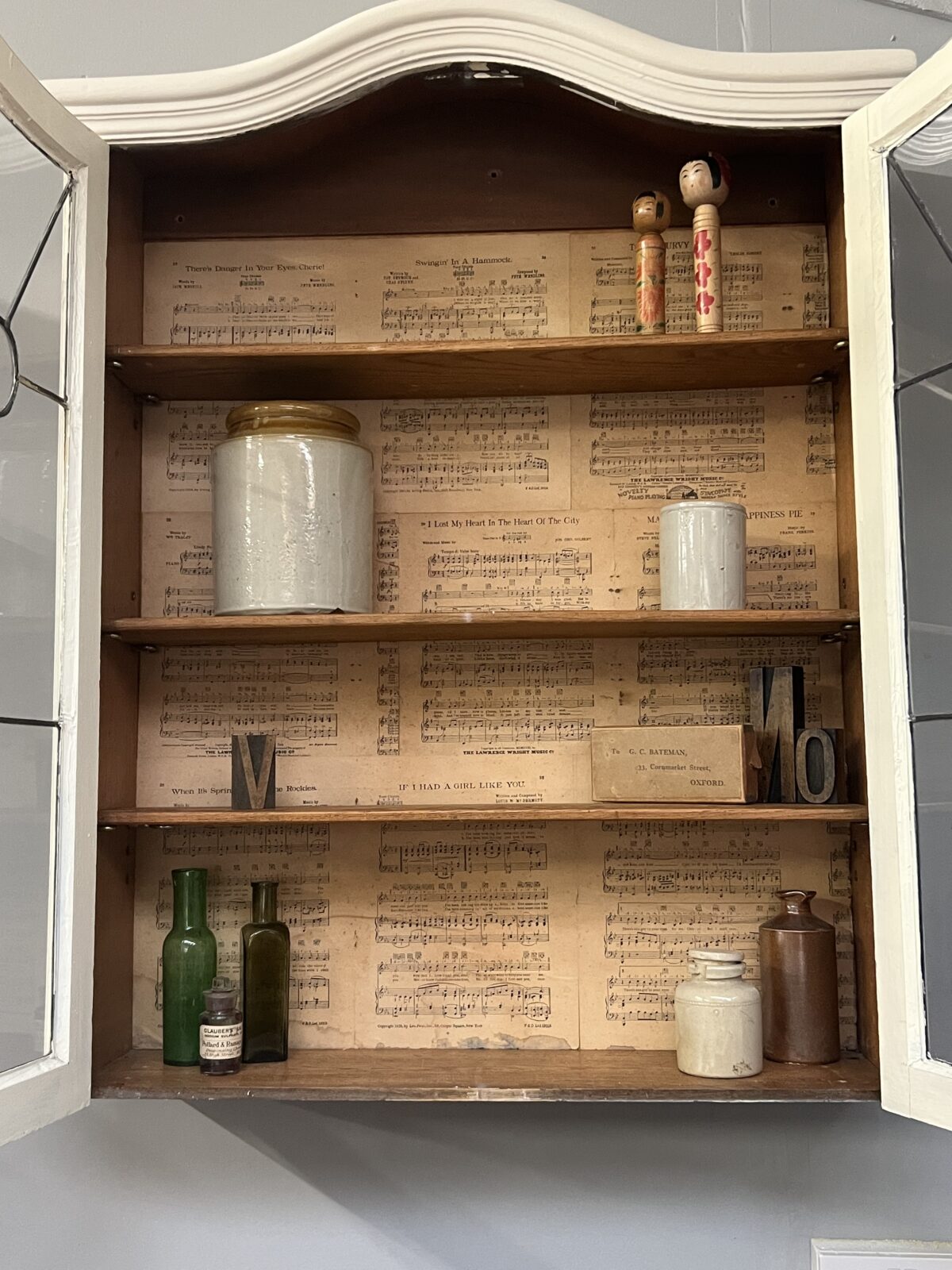 Vintage glazed wall cabinet with leaded glass - Image 9